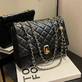 Klassieke zwarte gewatteerde crossbodytas met gouden ketting en metalen sluiting - Zwart