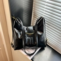 Sac fourre-tout rétro en cuir noir poli avec fermoir doré en demi-lune et bandoulière - Noir PU