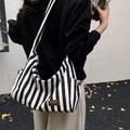 Große gestreifte Canvas-Tragetasche mit braunem Lederpatch und Kordelzug-Details - Gestreift Schwarz