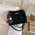 Bolso tote clásico de ante negro con hebilla dorada y colgante de perro salchicha - Negro con colgante