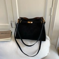 Bolso tipo cubo retro negro en cuero mate con correa ajustable y detalles oro - Negro sin Colgante
