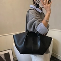 Sac fourre-tout minimaliste en cuir noir avec silhouette trapèze et finition mate chic - Noir