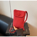 Detailansicht der roten Mini-Handytasche aus Wildleder mit rundem Schnappverschluss - Burgunderrot