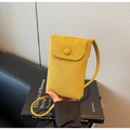Detail einer leuchtend gelben Mini-Handytasche aus Wildleder mit Klappe und Knopfverschluss - Gelb