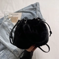 Borsa a secchiello alla moda in ecopelliccia nera con tracolla regolabile e morbido peluche - Nero