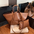 Ensemble cabas vintage marron avec pochette zippée assortie sur une table en bois - Marron
