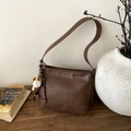 Detail der dunkelbraunen Kunstleder-Schultertasche mit einem Baseball-Anhänger-Dekor - Mit Anhänger / Braun