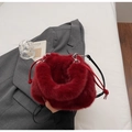 Borsa a secchiello in finta pelliccia bordeaux con coulisse e tracolla in pelle nera sottile - Borgogna
