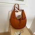 Detail der karamellfarbenen Nylon-Halbmondtasche mit verstellbarem Riemen und Tasche - Braun
