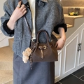 Borsa a secchiello vintage marrone scuro con cinturino e ciondolo a forma di orso - Caffè con Ciondolo