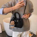 Elegante borsa a secchiello nera opaca con ciondolo a forma di orso e tracolla regolabile - Nero con ciondolo