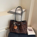 Grand sac cabas imprimé léopard avec pendentif ours et fines bandoulières noires élégantes - Noir avec pendentif