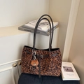 Sac fourre-tout léopard haut de gamme avec breloque ours et détails en cuir chic - Café avec Pendentif
