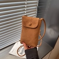 Minimale braune Wildleder-Handytasche mit dünnem Schultergurt und Druckknopfverschluss - Braun
