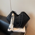 Borsa tote nera a forma di V con trama plissettata e nastro in tela alla moda - Nero
