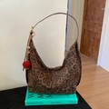 Retro hobo tas met luipaardprint, bruine schouderband en een rode pluchen bal hanger - Luipaardprint (PANDUOLA-0125)