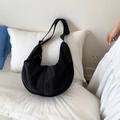Große schwarze Nylon-Halbmondtasche mit verstellbarem breitem Schultergurt für Damen - Schwarz