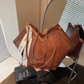 Borsa tote marrone scuro con apertura a V e nastro di tela vintage sul manico - Marrone