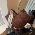 Borsa tote oversize marrone scuro con apertura a V e finitura in pelle PU vintage - caffè