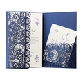 Partecipazione matrimonio blu navy intagliata al laser con pizzo e inserto floreale - Blu Profondo