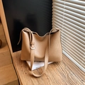 Minimalistische khakifarbene Tasche mit Kieselledertextur und großem Fassungsvermögen - Khaki