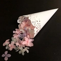 Cono in carta tagliato al laser con petali di ortensia colorati per feste di nozze - Bianco