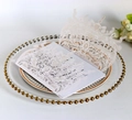 Elegante invito di nozze bianco tagliato al laser con pizzo floreale su tavolo bianco - Bianco