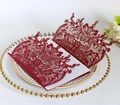 Invito di nozze bordeaux tagliato al laser con motivo floreale su un piatto decorato in oro - Rosso scuro