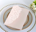 Detail einer rosa lasergeschnittenen Rose-Einladungskarte auf einem eleganten Goldtablett - Standardtyp / Nute Rosa
