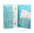 Dettaglio dell'invito di nozze celeste tagliato al laser con inserto interno - Blu Tiffany