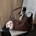 Borsa a tracolla marrone scuro con trama a pieghe e ciondolo a coniglio in peluche - Con Ciondolo / Marrone