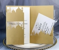Dettaglio dell'invito nuziale dorato tagliato al laser con sagoma di palazzo su piatto decorato - Oro Beige (Senza Testo)