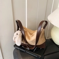 Borsa a spalla plissettata beige e marrone scuro con ciondolo a forma di coniglietto - Con Ciondolo / Cachi