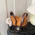 Borsa a pieghe marrone con tracolla caffè scuro e ciondolo coniglio di peluche - Con Ciondolo / Marrone