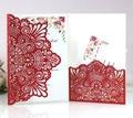 Dettaglio macro dell'invito di nozze rosso glitterato con taglio laser e inserto floreale - Rosso Luccicante (HK-120 Luccicante)