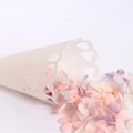 Cono di carta bianco traforato a cuore con petali di fiori essiccati rosa e viola - Carta Pergamena Trasparente