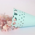 Cono di carta verde menta tagliato al laser con cuori e petali di ortensia - Blu Chiaro