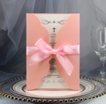 Dettaglio dell'invito tagliato al laser con pizzo rosa e elegante fiocco di nastro - Rosa