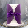 Élégante invitation en papier perlé violet avec nœud en satin et dentelle ajourée fine - Violet foncé