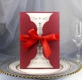 Élégante invitation de mariage découpée au laser bordeaux avec ruban sur assiette - Rouge foncé