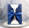 Détail de l'invitation bleu foncé découpée au laser avec nœud élégant et page intérieure - Bleu Foncé