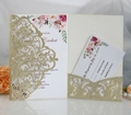 Detalle de la invitación dorada con purpurina y calado de encaje cortado por láser - Color Oro Claro