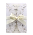 Invito di nozze bianco tagliato al laser con foglio beige e fiocco in nastro di raso - Copertina tagliata al laser, foglio interno, fiocco e busta / Bianco