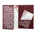 Détail de l'invitation bordeaux découpée au laser avec insert blanc et carte de réponse - Rouge Foncé
