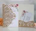 Invitación de boda calada con láser en oro brillante con tarjeta floral y tarjeta RSVP - Oro rosa