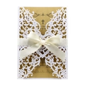 Invito matrimonio a cuore tagliato al laser con pizzo bianco e inserto in carta dorata - Guscio Bianco + Pagina Interna in Carta Kraft