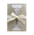 Dettaglio dell'invito di nozze laserato color oro champagne con fiocco in raso avorio - Oro