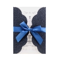 Dettaglio invito glitter blu navy tagliato al laser con fiocco in raso e motivo a croce - Blu scuro