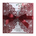 Détail d'invitation de mariage bordeaux découpée au laser avec nœud en ruban de soie - Ensemble Complet / Rouge foncé
