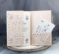 Détail du faire-part de mariage ajouré au laser avec papier pailleté rose élégant - Rose Chair